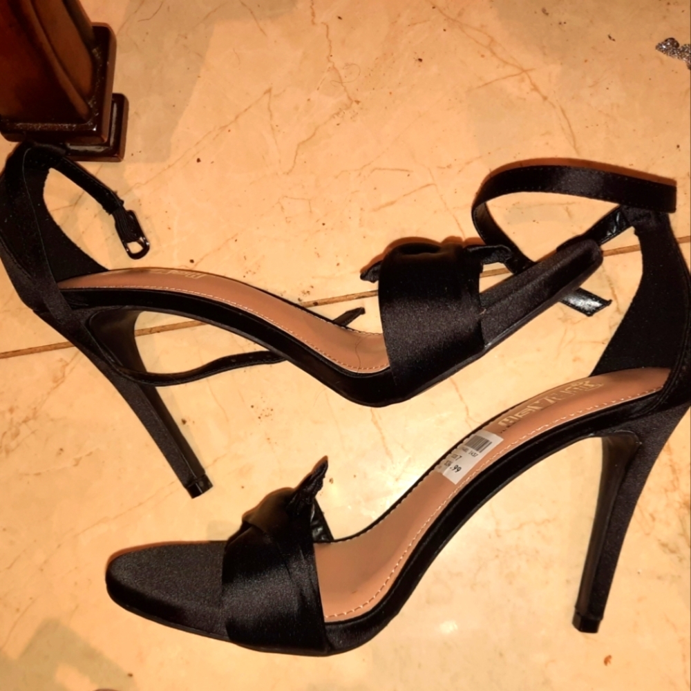 NWT seXy BLACK SATINY STILETTOS 7 Ankle straps